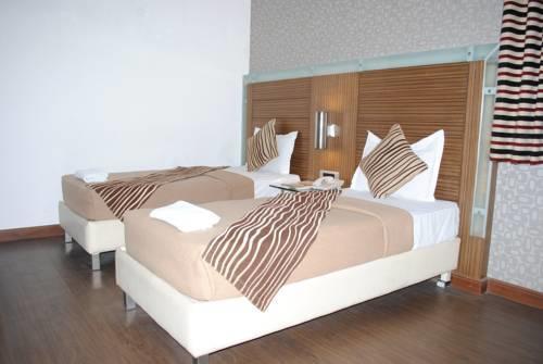 Metro Continental Hotel 2*